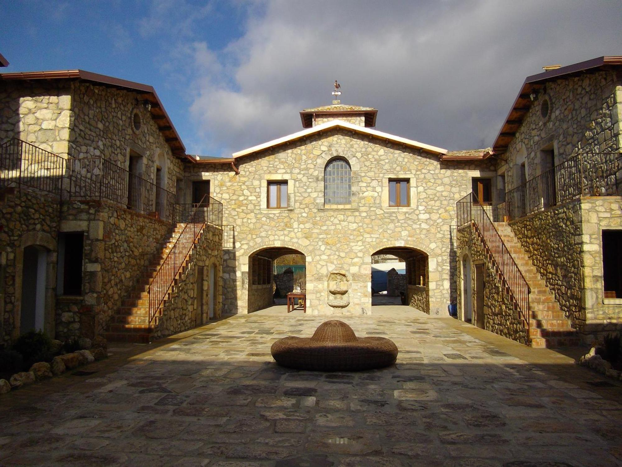 Hotel Il Feudo Dei Pierleoni Celano Exterior photo